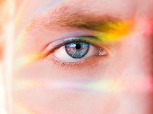 man's eye with light reflection